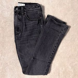 Abercrombie & Fitch black wash 90’s high rise Skinny jeans. Size 0/25 short.